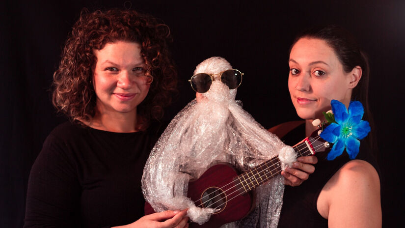 Nos encontros, bonecos produzidos com materiais descartados ganham vida pelas mãos dos atores / Divulgação