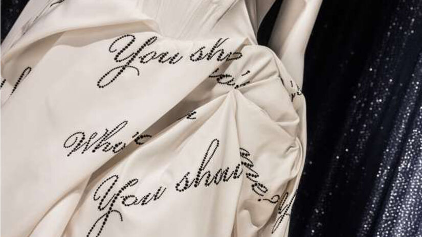 O vestido vitoriano moderno de Vivienne Westwood, que inclui um corset com letras da música gravadas / Divulgação/Disney
