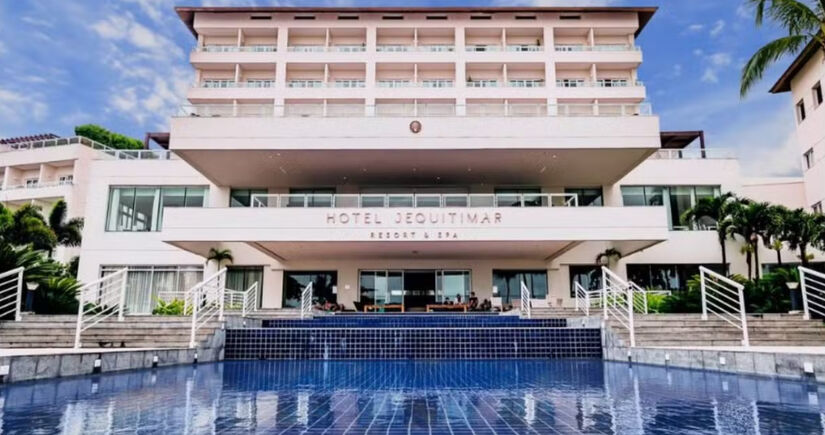 Entre os destaques da estrutura estão ainda o bar com happy hour e a piscina com vista para o mar e pool bar / Divulgação/Jequitimar