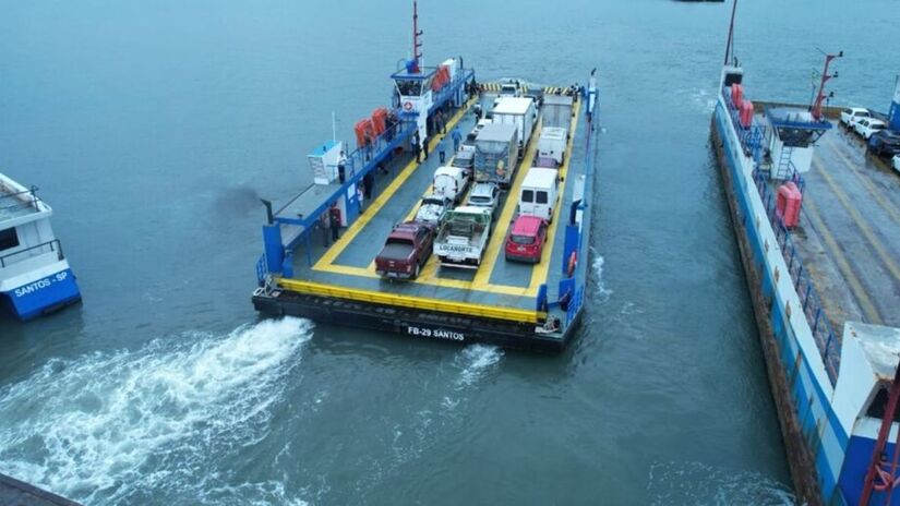 O navio-draga, que serve como desassoreamento do Porto de São Sebastião, ficará posicionado fora da rota das balsas e lanchas, ou seja, não vai atrapalhar o trajeto das embarcações (Governo de SP/Divulgação)