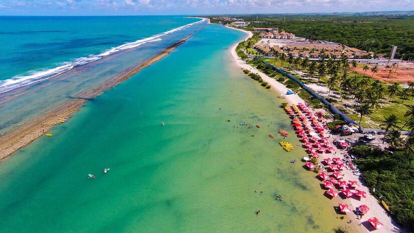 Um trecho do litoral brasileiro guarda um espet&aacute;culo natural que impressiona logo no primeiro olhar/Wikipedia