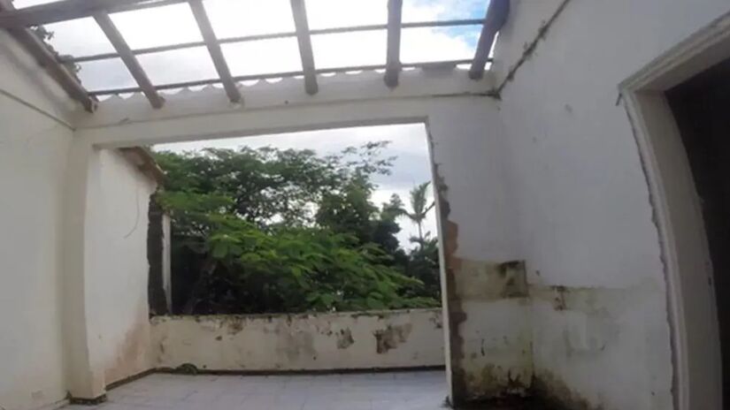 Reconhecido pelo estilo marcante e opinião firme, Clodovil marcou época com entrevistas incisivas e presença forte diante das câmeras/Reprodução