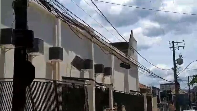 A ventania ainda quase derrubou um dos aparelhos de ar condicionado da igreja (Reprodução)