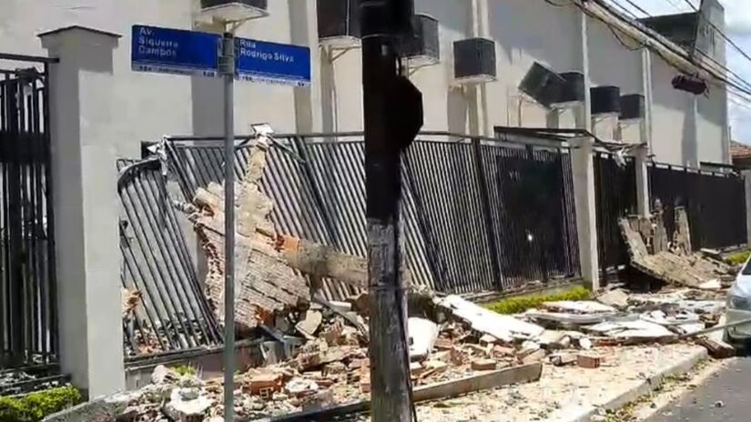Parte do muro da igreja foi derrubado pro conta da força dos ventos (Reprodução)