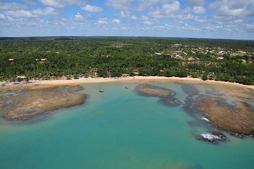 Praia do Espelho: piscinas naturais e fal&eacute;sias coloridas transformam a Praia do Espelho em um dos cen&aacute;rios mais sofisticados do litoral brasileiro (Divulga&ccedil;&atilde;o)