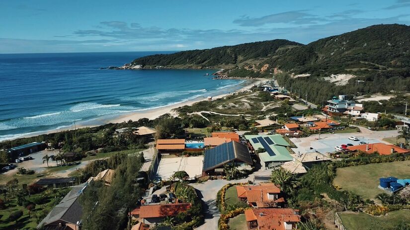Praia do Rosa: ref&uacute;gio cercado por morros e lagoas, a Praia do Rosa &eacute; famosa pela observa&ccedil;&atilde;o de baleias e clima alternativo (Divulga&ccedil;&atilde;o)