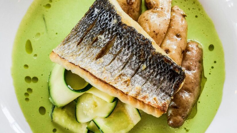 A merluza é uma das fontes mais acessíveis de proteína de alta qualidade e baixo teor de gordura. Por ser um peixe branco de sabor suave, ela é a base perfeita para temperos cítricos e ervas frescas/Unsplash