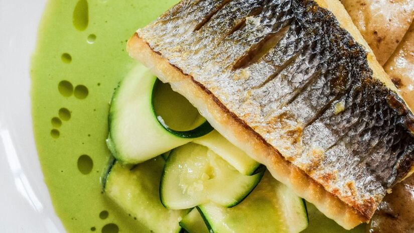 Chefs estrelados ao redor do mundo estão substituindo peixes caros pela merluza devido à sua sustentabilidade e versatilidade. O peixe é facilmente encontrado em águas frias do Atlântico e do Mediterrâneo/Unsplash