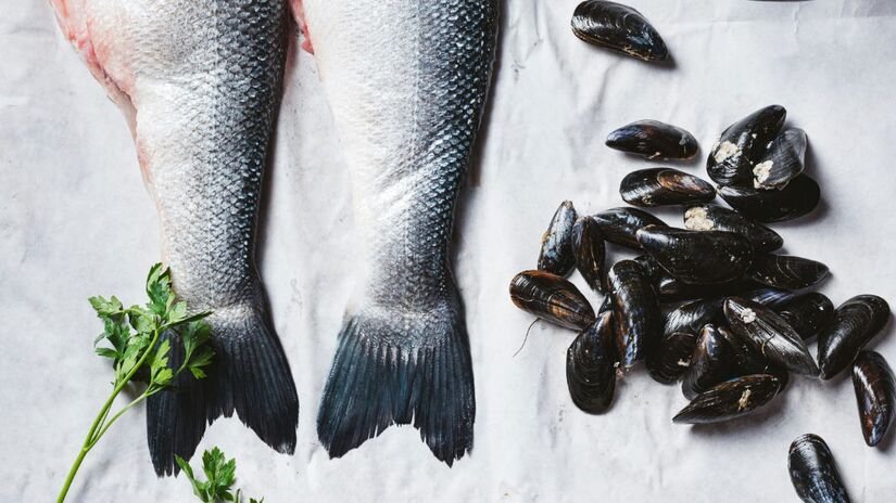 Na hora de comprar, prefira filés que apresentem uma cor branca brilhante e sem manchas escuras. O frescor é o segredo para garantir que o peixe mantenha sua doçura natural e textura aveludada após o preparo/Unsplash