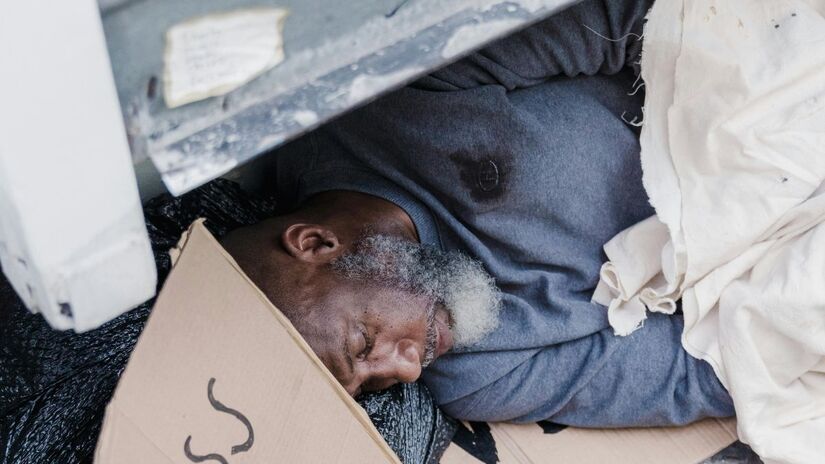 Trinta anos após o jackpot, ele segue jogando na mesma bar onde registrou o bilhete vencedor e diz não se arrepender de nada/Pexels