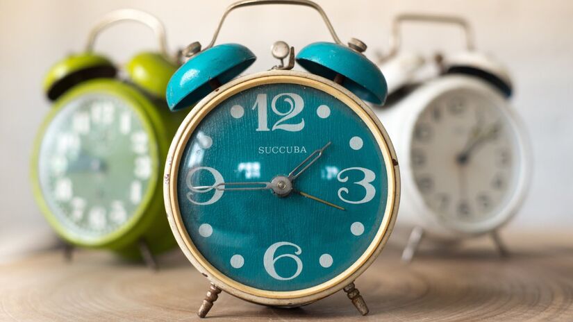 A cultura vintage dos anos 1960 e 1970 impulsionou os brechós como espaços de estilo e identidade / Pixabay