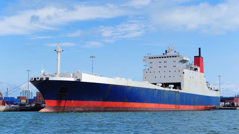 O vermelho que marca os navios modernos &eacute; heran&ccedil;a direta das t&eacute;cnicas usadas para proteger embarca&ccedil;&otilde;es de madeira /Pexels