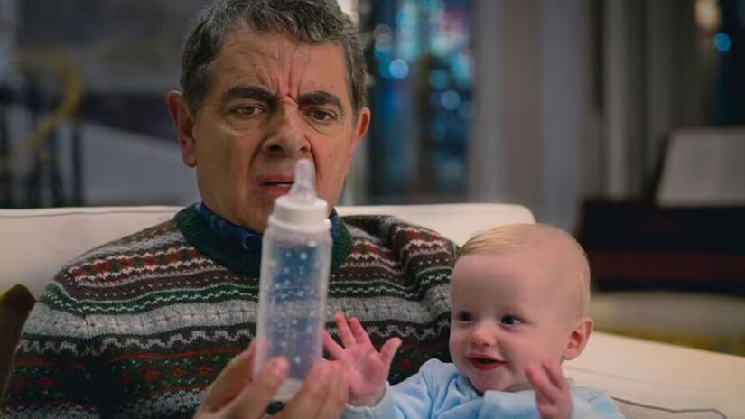 Rowan Atkinson, o eterno Mr. Bean, é um dos criadores e protagonista da série antológica 'Homem x Bebê' (Netflix/Divulgação)
