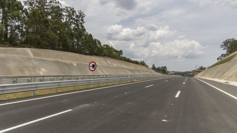 O SMA compõe a camada final do pavimento e evita o surgimento das marcas de rodagem que aparecem ao longo do tempo / Divulgação/Agência SP