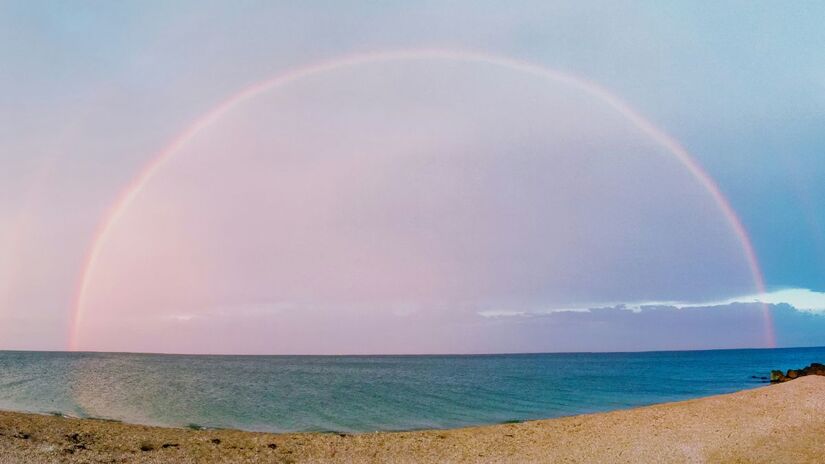 Sagitário + Violeta / Carta: A Temperança / O violeta conecta espiritualidade e equilíbrio. O Tarot indica que Sagitário viverá expansão quando unir fé e prática, evitando excessos e buscando integração entre mundos interno e externo/Unsplash