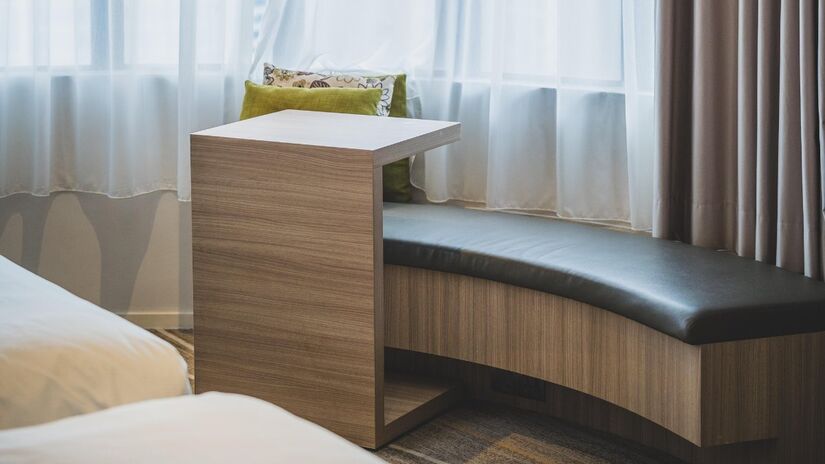 O que verificar assim que chegar no quarto de hotel? A presença de percevejos de cama (bed bugs) pode arruinar suas férias. A dica de ouro é deixar as malas no banheiro (onde o piso frio dificulta a proliferação) enquanto você inspeciona as costuras do colchão e a cabeceira. Prevenção é tudo! / Pixabay