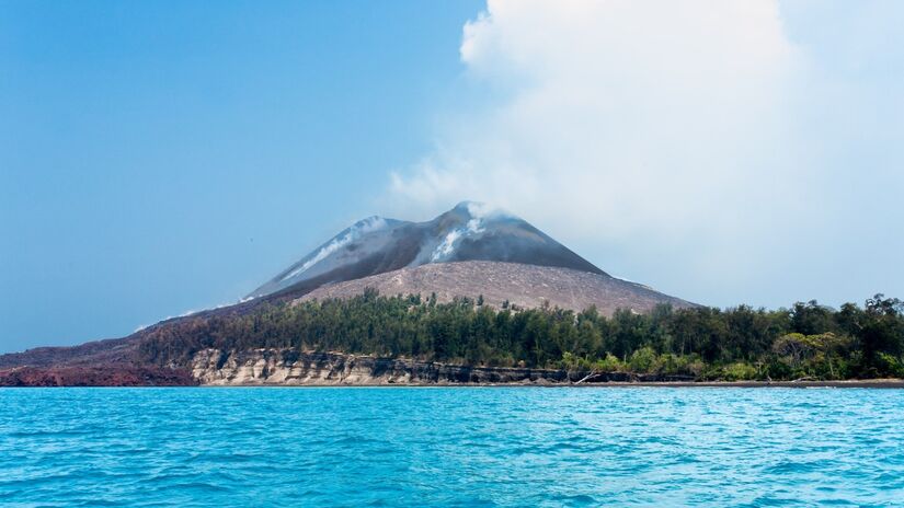A nuvem de cinzas lançada pelo Krakatoa afetou o clima global e reduziu as temperaturas por meses / Lord Mountbatten/Wikimedia Commons