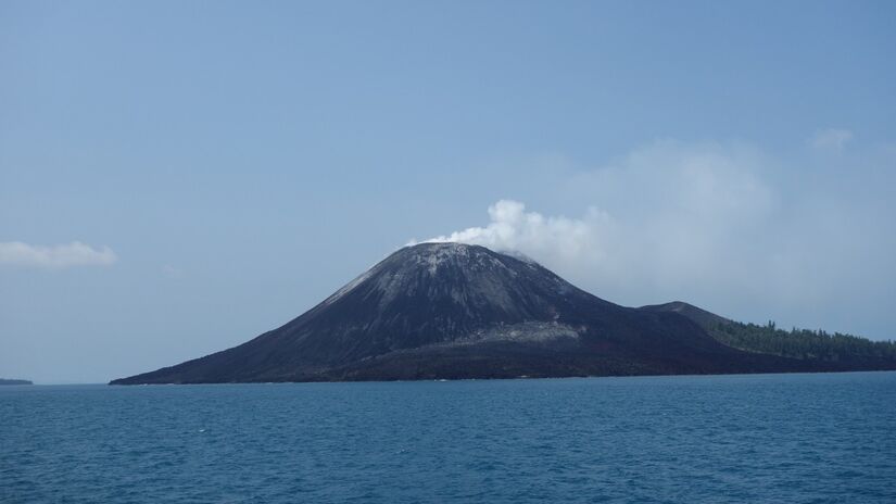 Considerada uma das maiores explosões vulcânicas da história, a erupção do Krakatoa matou mais de 36 mil pessoas / Uprising/Wikimedia Commons
