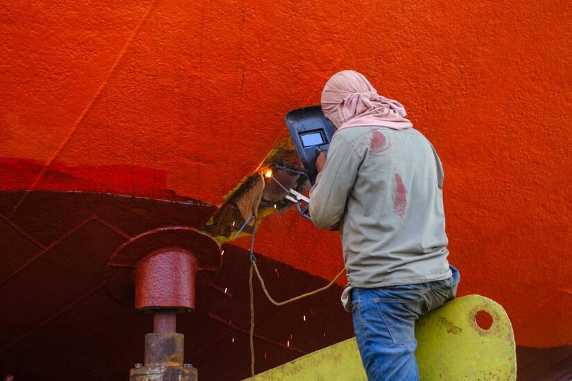 O tom avermelhado que domina a parte inferior das embarca&ccedil;&otilde;es nasceu de uma solu&ccedil;&atilde;o pr&aacute;tica que virou tradi&ccedil;&atilde;o /Pexels