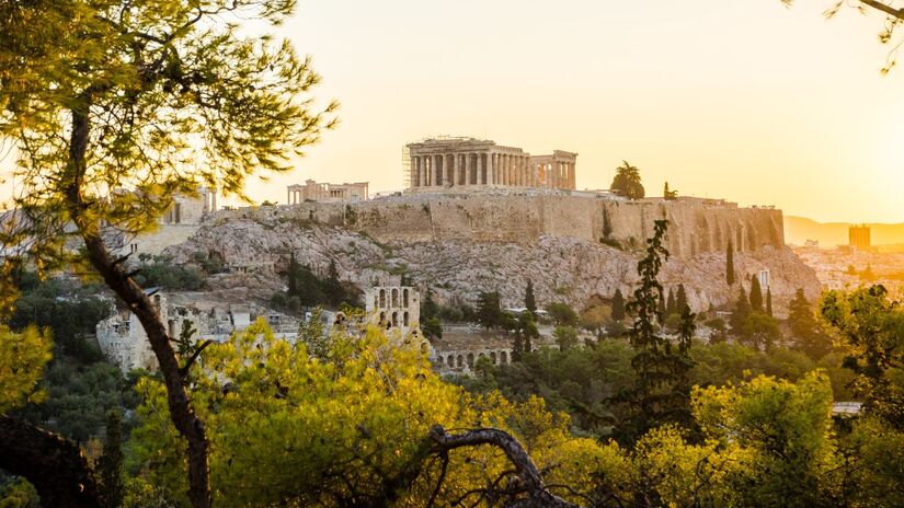 Os templos clássicos são os maiores símbolos da era dourada grega. Construídas com precisão matemática, estas estruturas utilizavam colunas de mármore e proporções áureas para criar uma sensação de equilíbrio e harmonia que influenciou a arquitetura mundial durante milênios / Pixabay
