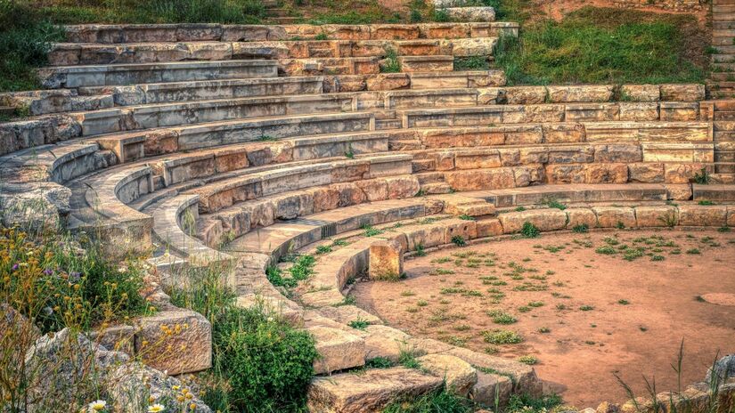 O teatro era uma obrigação cívica e uma forma de catarse social. Através das tragédias e comédias, os dramaturgos exploravam temas como o destino, a justiça e a arrogância humana, utilizando máscaras para representar diferentes personagens e emoções / Pixabay
