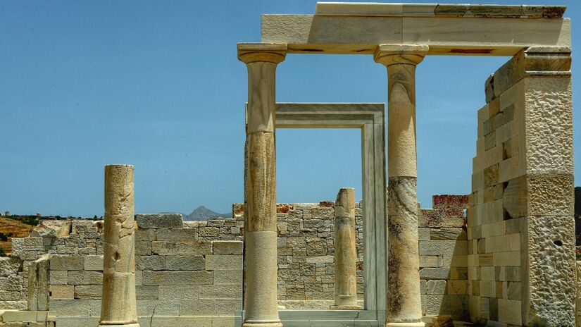 A estética de mármore branco que conhecemos hoje é, na verdade, uma ilusão causada pelo tempo. Na Antiguidade, as estátuas e monumentos eram pintados com pigmentos vibrantes e adornados com detalhes coloridos, revelando um mundo visual muito mais rico e diverso / Pixabay