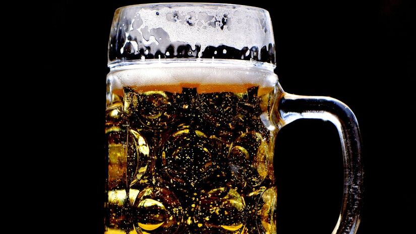 Muito além de uma bebida social, a cerveja é um dos principais motores econômicos do mundo. Dados do grupo Kirin mostram que eventos geopolíticos e tendências de mercado influenciam diretamente a produção e as vendas. O setor movimenta bilhões e reflete a saúde financeira de grandes mercados globais / Pixabay
