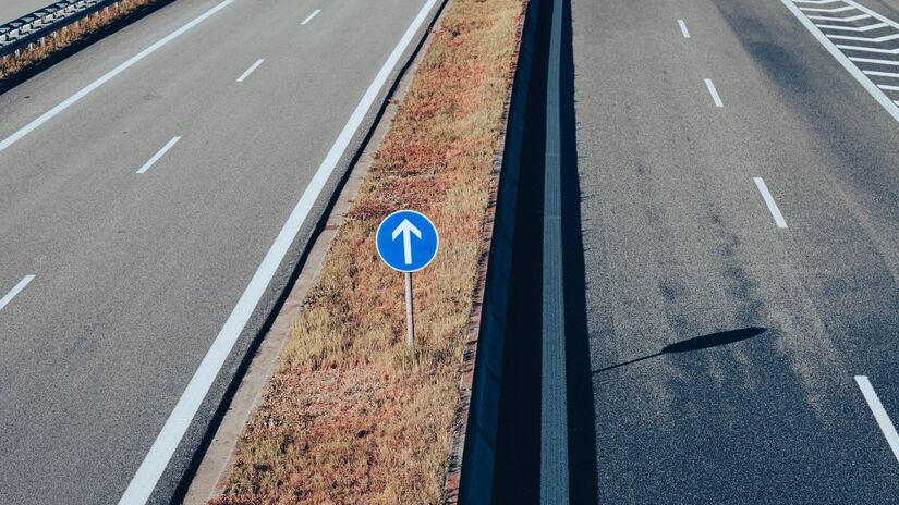 Placas informativas auxiliam na localização e tornam o deslocamento mais eficiente nas cidades / Pixabay