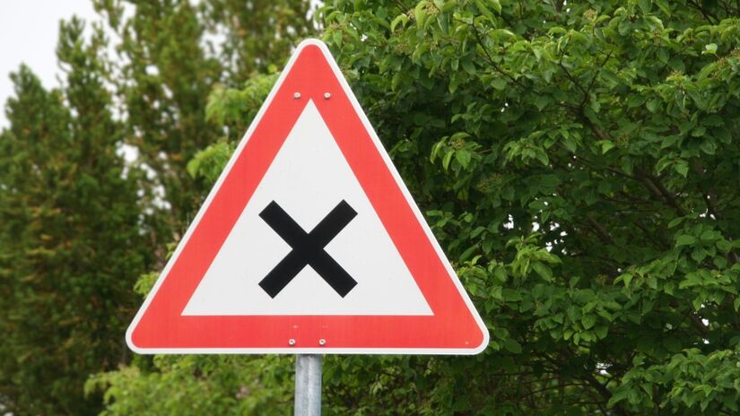 Sinalizações de advertência alertam sobre riscos e mudanças repentinas na pista / Pixabay