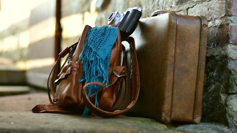 Organizar a mala com itens essenciais reduz peso e facilita a locomoção / Pixabay