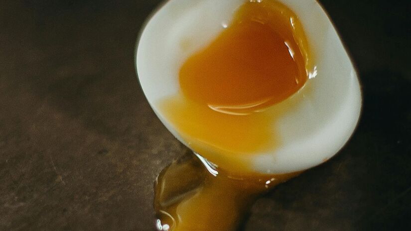 A Air Fryer cozinha os ovos de forma uniforme sem precisar vigiar a panela no fogo/Pexels