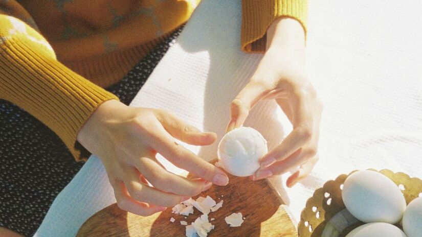 O choque térmico em água gelada é o segredo para descascar o ovo em segundos sem quebrar/Pexels