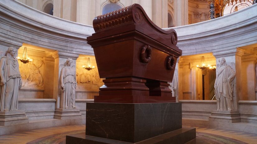 Localizado no Hôtel des Invalides, o sarcófago monumental reflete o impacto duradouro do imperador na história mundial / Pixabay