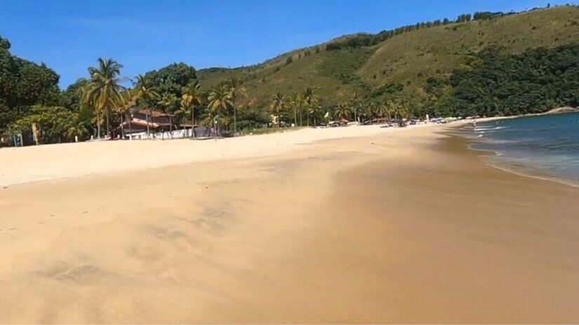 Mesmo com águas límpidas e, por vezes, calmas, Paúba é bastante popular entre os surfistas devido às suas ondas fortes e tubulares (Reprodução/YouTube Rolê para Leigos)