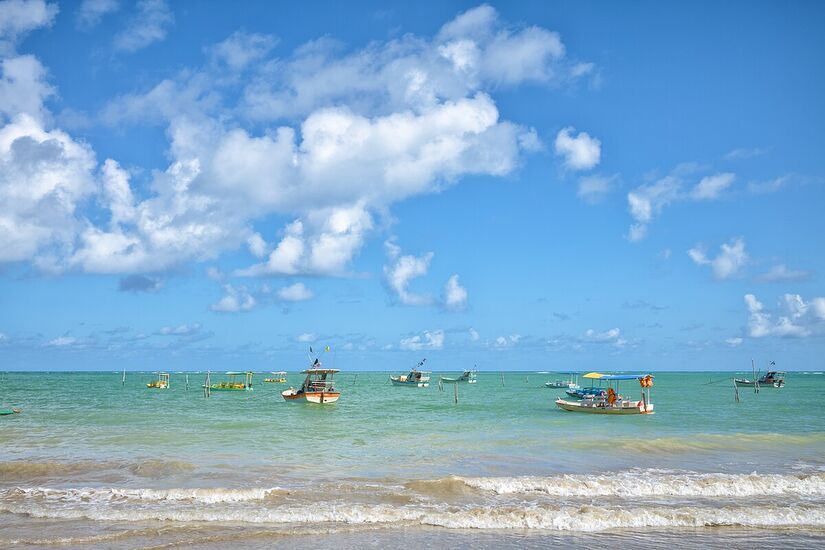Enquanto muitos procuram festas badaladas, celebridades escolhem sil&ecirc;ncio, mar cristalino e pousadas charmosas. A Rota Ecol&oacute;gica dos Milagres, em Alagoas, se consolida como um dos destinos mais disputados do R&eacute;veillon entre nomes da m&uacute;sica e da televis&atilde;o/Wikipedia