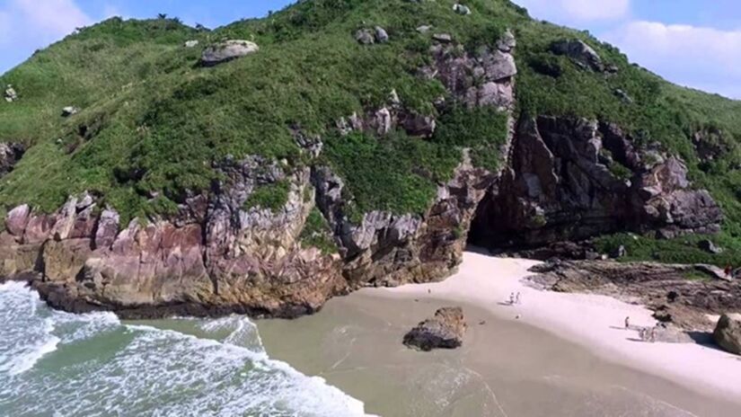 Entrada da Gruta das Encantadas  palco das lendas que movem a imaginação (Divulgação)
