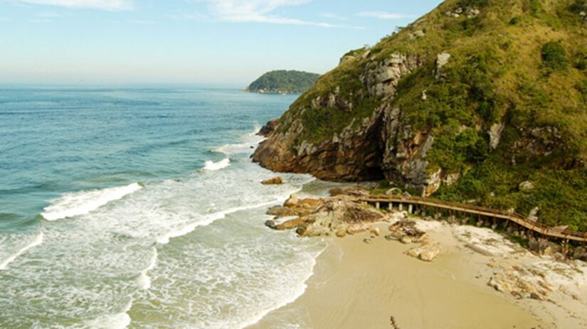 Areia fina, mar calmo e o silêncio que só uma ilha sem carros pode oferecer (Divulgação)