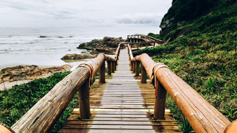 Passarela para a gruta: poucos metros separam o real do mítico (Divulgação)