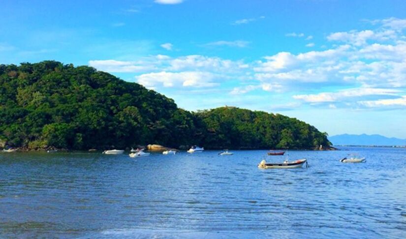 Vista ampla da praia  mar, areia e o horizonte que parece infinito (Divulgação)