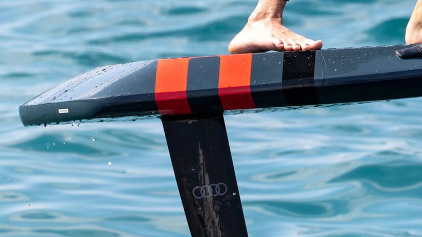 A Aerofoils utiliza um mastro de fibra de carbono de 80 centímetros que eleva a prancha acima do nível da água / Divulgação/Audi