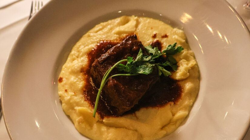 Cozinhar as batatas com casca ajuda a manter a textura cremosa do purê /Unsplash