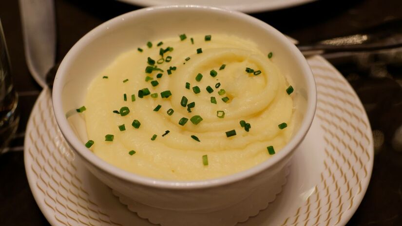 Emulsionar manteiga derretida no purê garante maciez e sabor irresistível /Unsplash