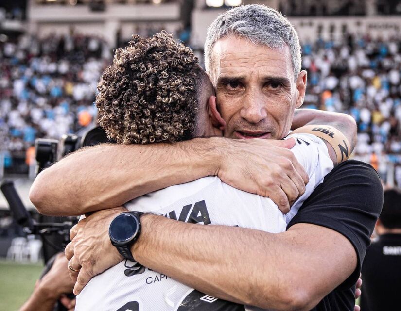 Entre mudanças no comando técnico, oscilações no Brasileirão e decisões duras, o Santos viveu em 2025 uma temporada de superação e retomada/Santos FC