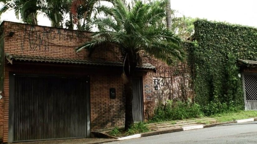 Essa é a porta de entrada da mansão abandonada dos Richthofen/Divulgação/Amazon Prime