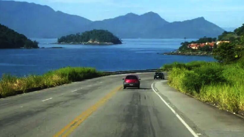 Em muitos trechos, o oceano parece acompanhar o motorista lado a lado / Reprodução/Redes Sociais