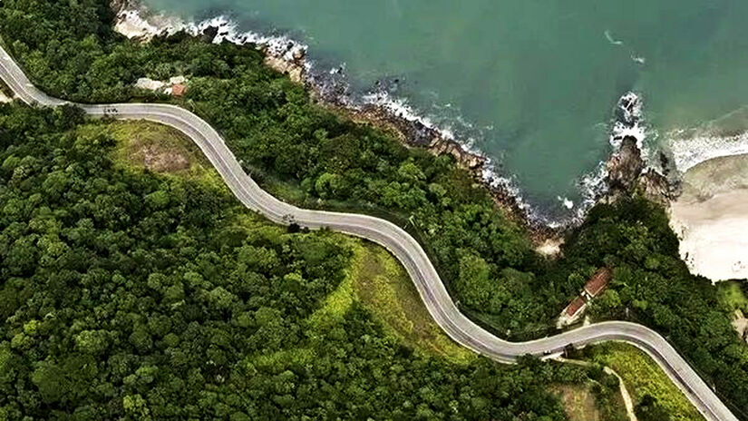 A estrada passou a ser procurada por quem deseja viver o litoral em modo imersivo / Reprodução / Cássio Vasconcelos