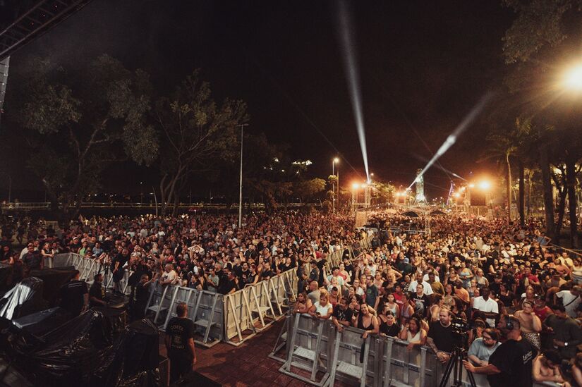 Pr&eacute;-r&eacute;veillon com Paralamas do Sucesso &eacute; marcado por nostalgia, emo&ccedil;&atilde;o e grandes cl&aacute;ssicos do rock brasileiro (Divulga&ccedil;&atilde;o/PMC)