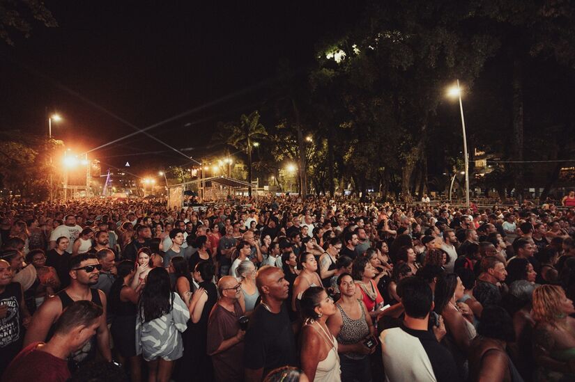 Pr&eacute;-r&eacute;veillon com Paralamas do Sucesso &eacute; marcado por nostalgia, emo&ccedil;&atilde;o e grandes cl&aacute;ssicos do rock brasileiro (Divulga&ccedil;&atilde;o/PMC)