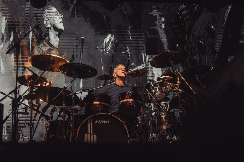 Pr&eacute;-r&eacute;veillon com Paralamas do Sucesso &eacute; marcado por nostalgia, emo&ccedil;&atilde;o e grandes cl&aacute;ssicos do rock brasileiro (Divulga&ccedil;&atilde;o/PMC)