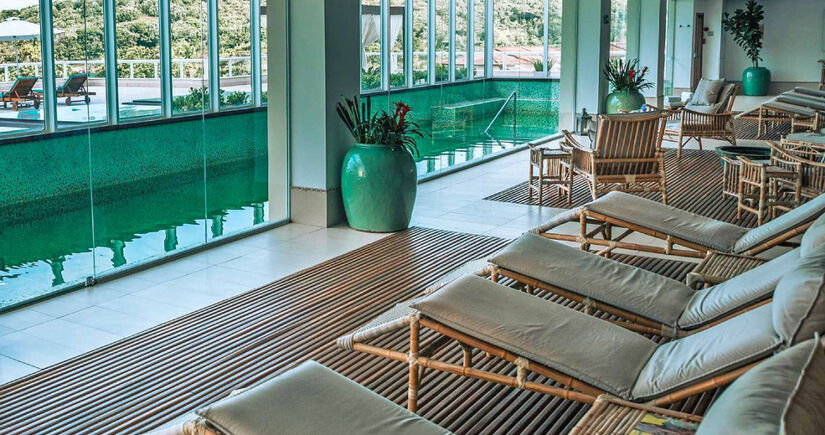 Piscina interna do hotel / Divulgação/Jequitimar